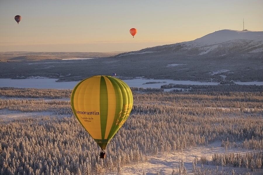 Bild från den årliga Arctic Balloon Adventure i Gällivare, föreställandes varmluftsballonger som flyger över vinterlandskapet